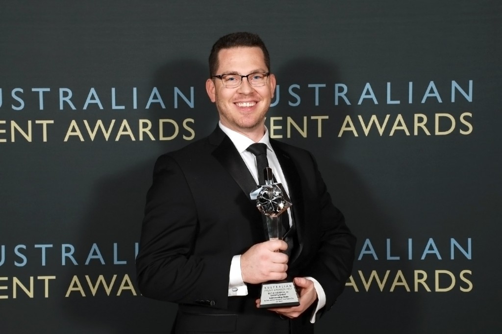 Matthew Tuey Laservision Accepts Australian Event Award